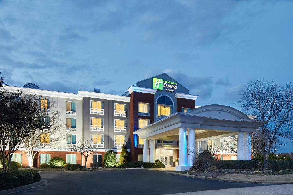 Holiday Inn Express & Suites I-26 & Us 29 At Westgate Mall an IHG Hotel Main image 1