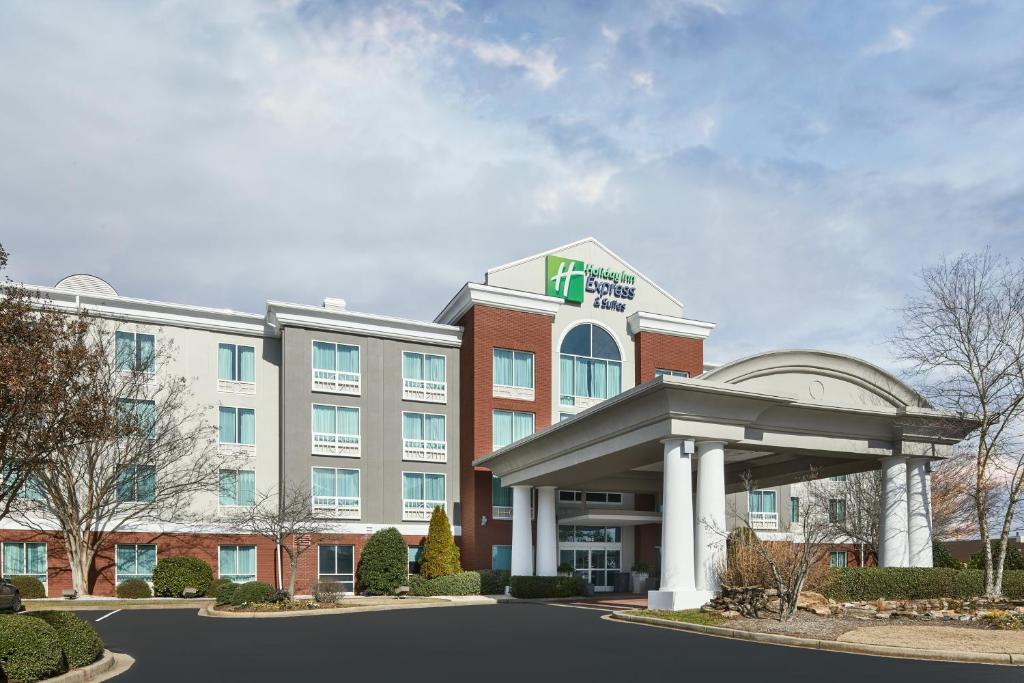 Holiday Inn Express & Suites I-26 & Us 29 At Westgate Mall an IHG Hotel Main image 2